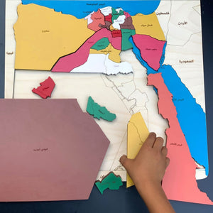 يد طفل تركب خريطة محافظات مصر